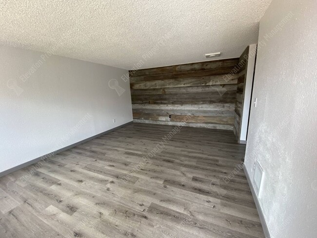 Building Photo - Centrally Located 2 BR - 1 BA Duplex w/ AC!