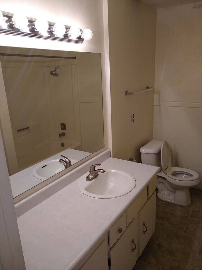 Building Photo - Beautiful Quailbrook 2 Bedroom!