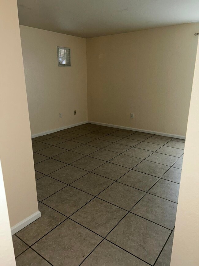 Building Photo - 2225 Laura Ln