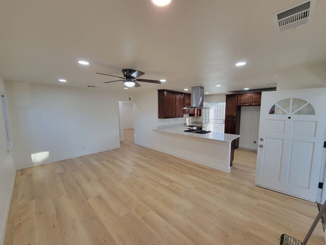 Building Photo - Renovated 3 Bed, 2 Bath 1122 Sqft front un...