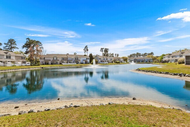 Building Photo - Charming Townhome with Water Views near The Market Common!