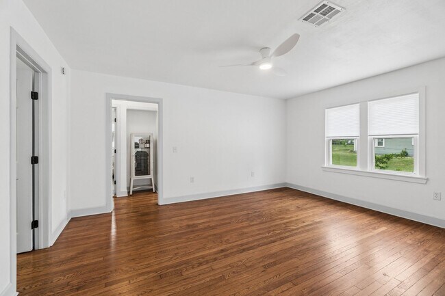 Building Photo - Charming 3-Bedroom Home with Modern Finishes and Inviting Patio!