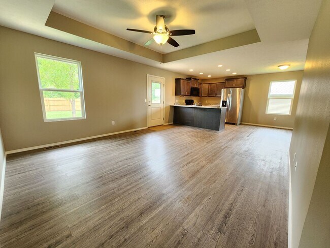 Building Photo - Spacious 3-Bedroom, 2-Bathroom Home AVAILA...