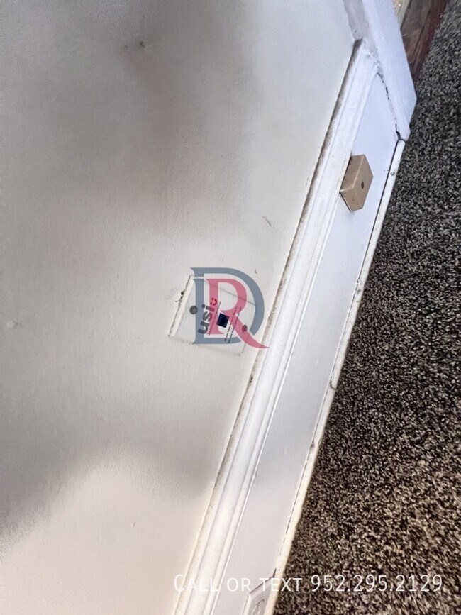 Building Photo - 3255 20th Ave S