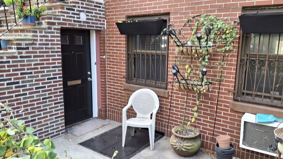 Private entrance - 330 Hudson St