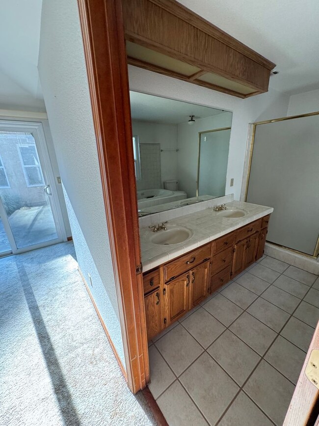 Building Photo - 2119 St Anton Dr