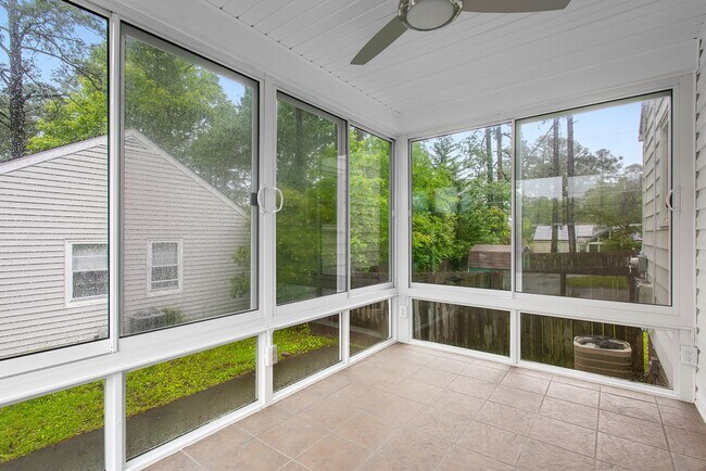 Building Photo - $2,300 / 3 br / 1.0 ba / 1,008 sqft