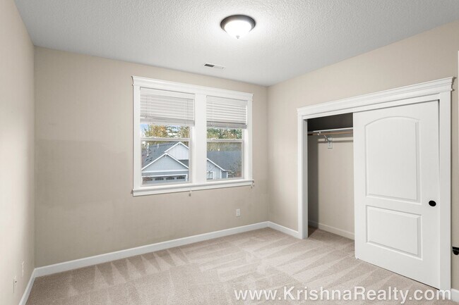 Building Photo - 4 Bedroom 3 Bath Upscale Luxury Fishers Landing Townhome