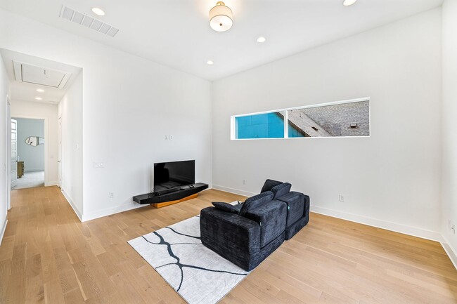 Building Photo - Beautiful Furnished Rental