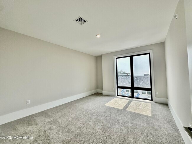 Building Photo - 218 3rd Ave