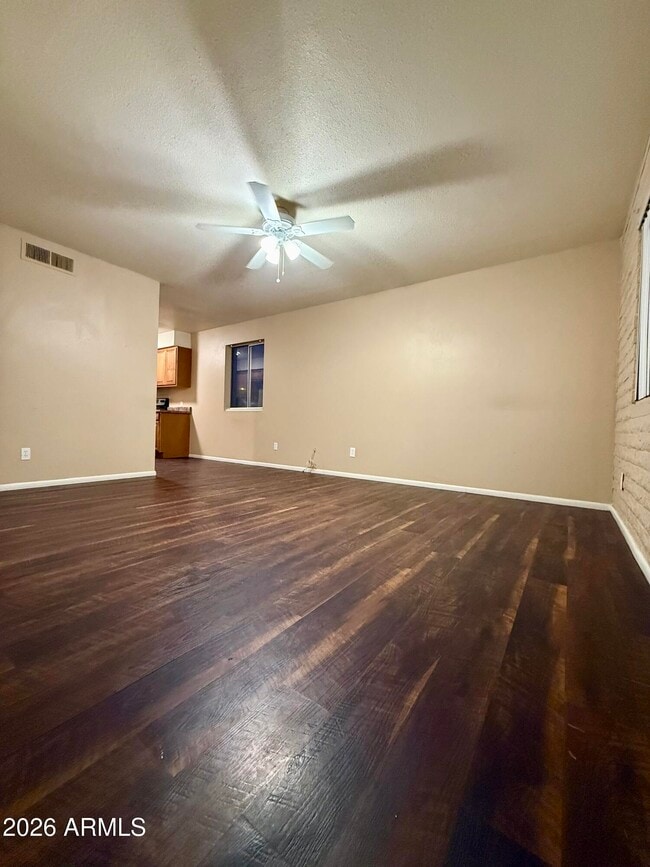 Building Photo - 825 E 5th St