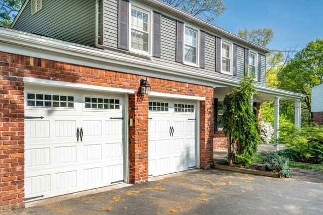 Building Photo - 122 Rivercrest Dr