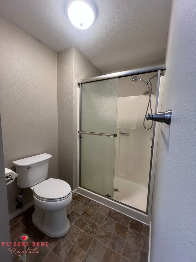 Building Photo - Remodeled rambler, no carpet, with HUGE fenced yard!!