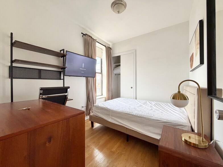 Building Photo - Furnished room/NOT APARTMENT