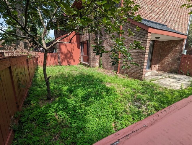 Building Photo - Private Fenced Yard + 3BR Townhome – Great Location!