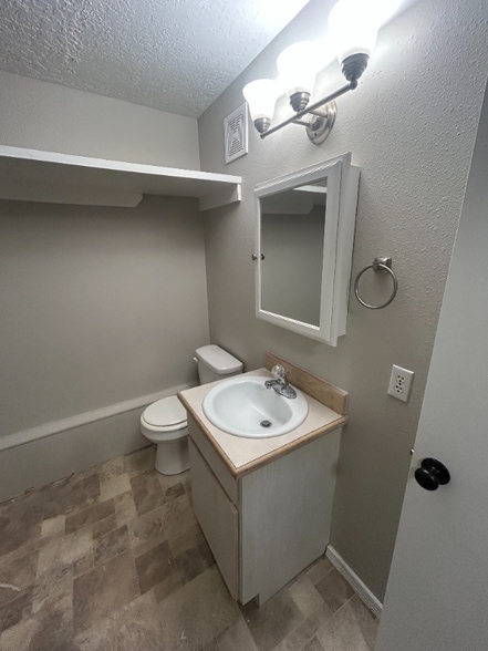 Building Photo - 184 Crestview Dr