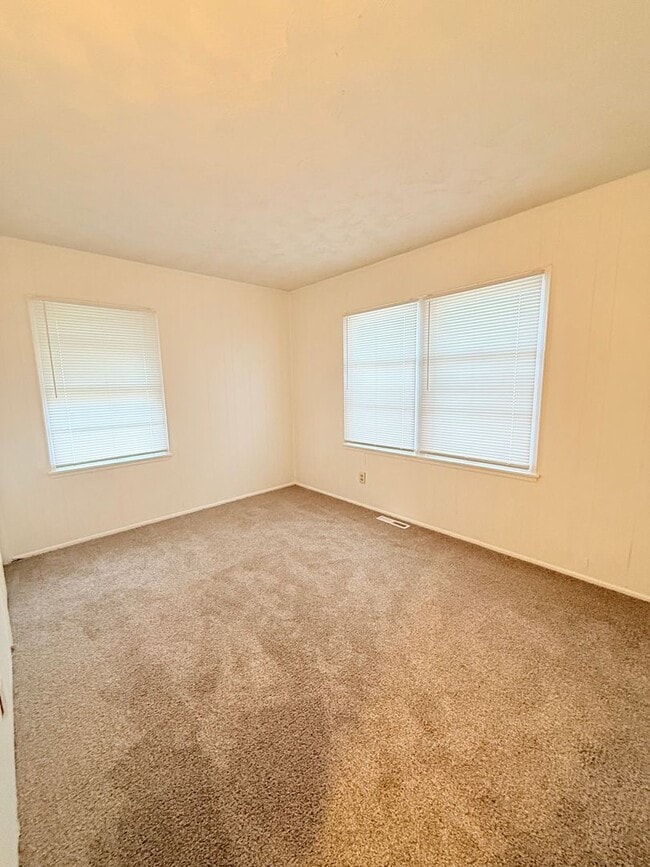 Building Photo - 705 N Eisenhower Dr