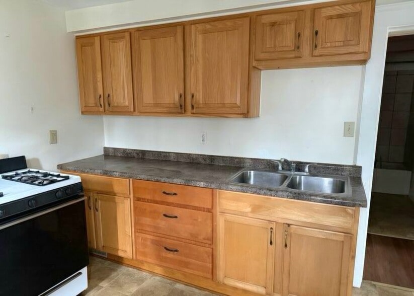 Kitchen - 106 Cherry St