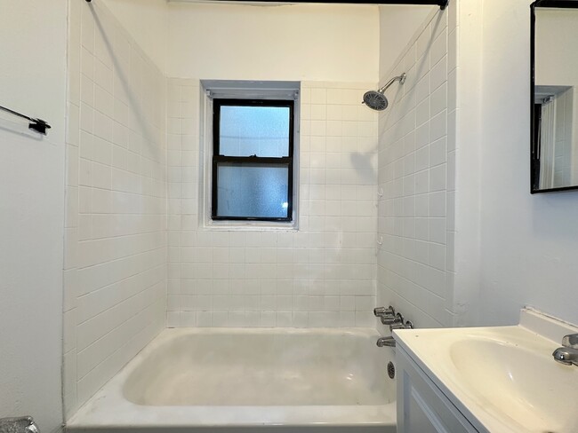 Building Photo - 933 W Sunnyside Ave