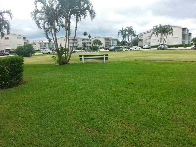 Building Photo - 300 Horizon W