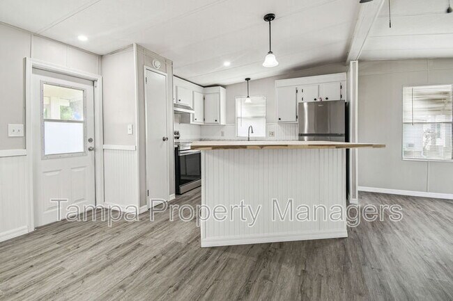 Building Photo - 201 Country Ln