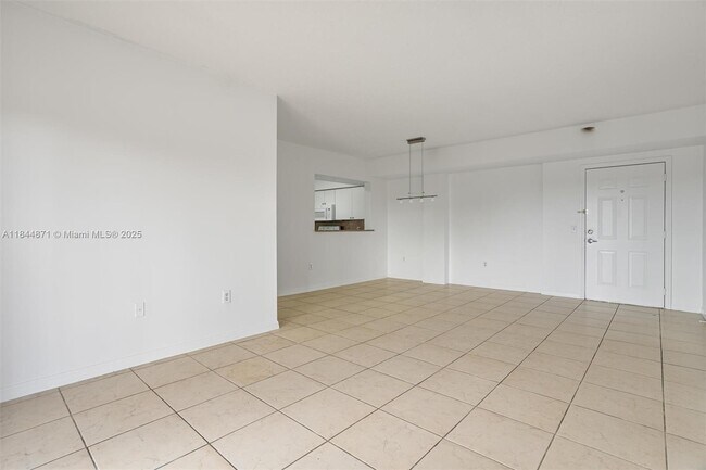 Building Photo - 9340 Fontainebleau Blvd