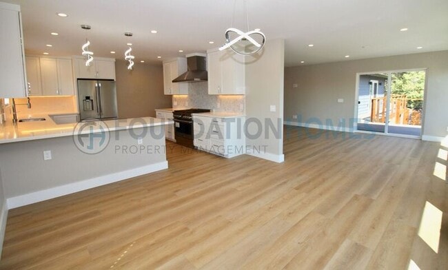 Building Photo - 124 Esmeyer Dr