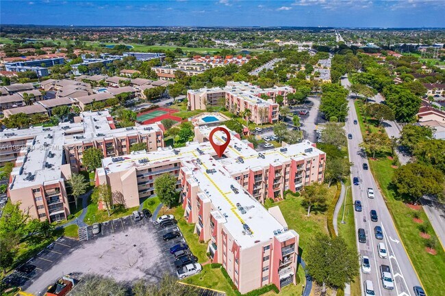 Building Photo - 13715 Kendale Lakes Cir