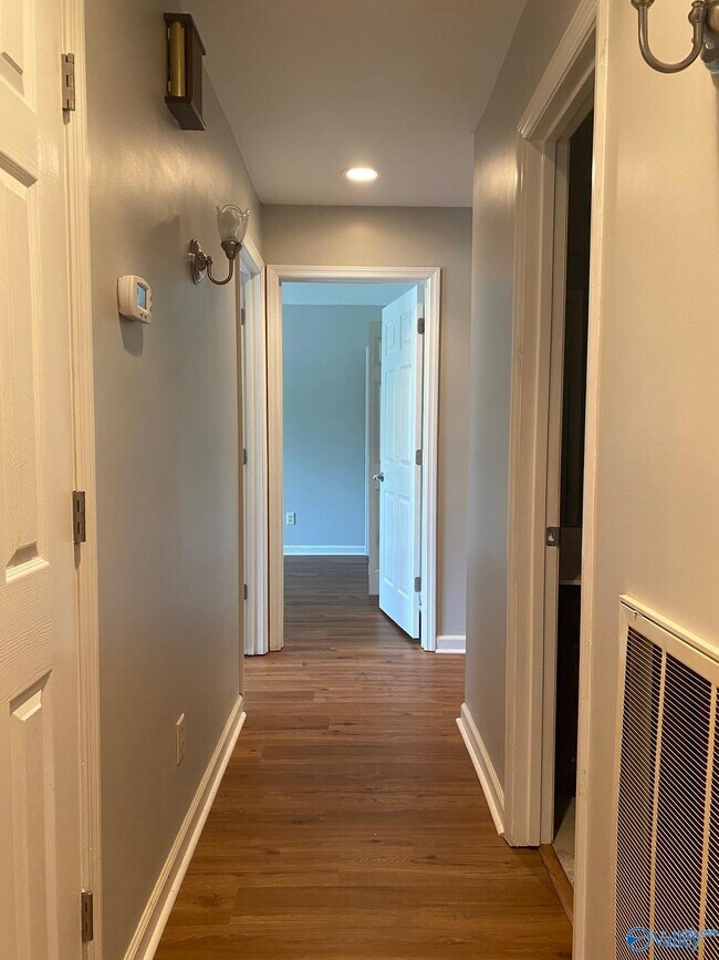Building Photo - 203 Glenridge Ct SW