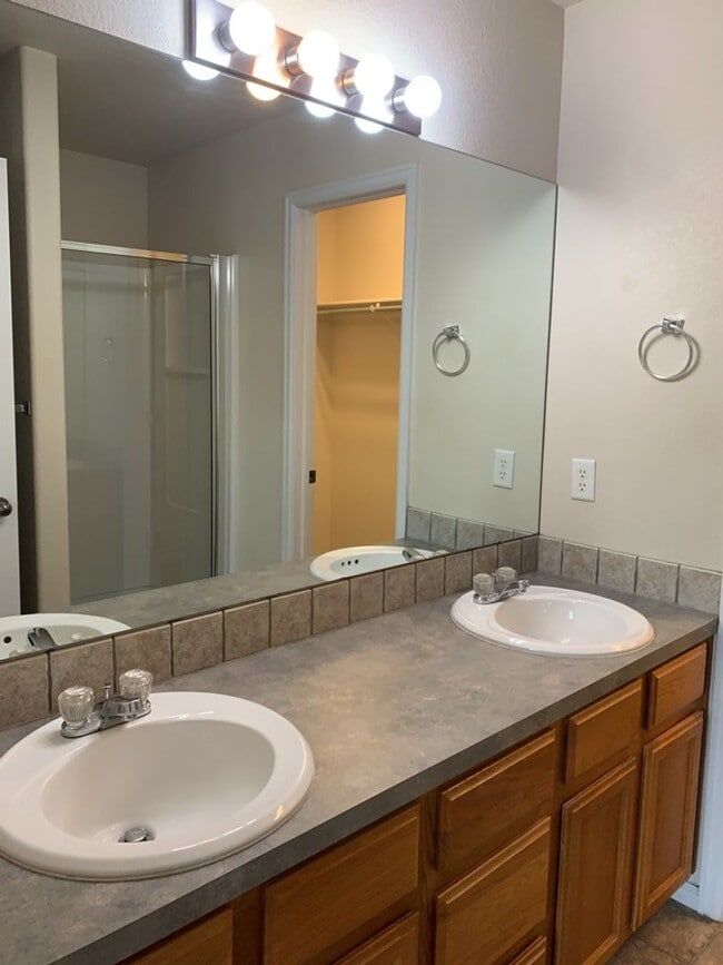 Building Photo - 844 Apex Dr