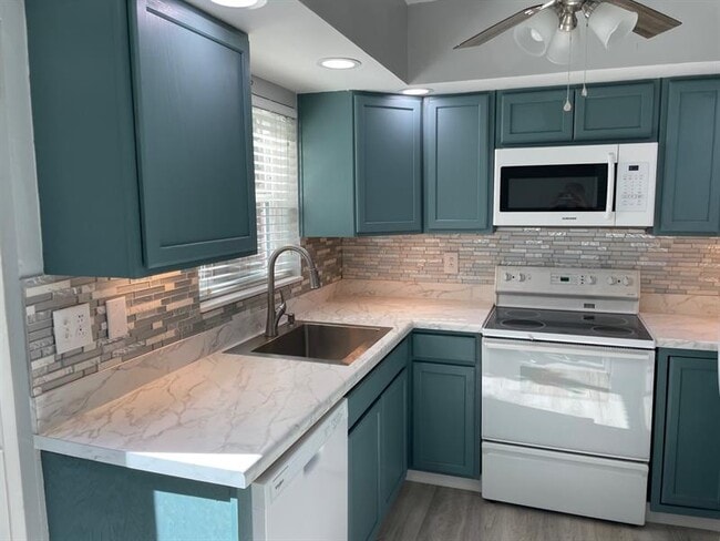 Building Photo - 156 NE 20th Ct