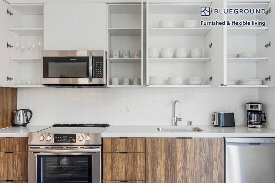 Building Photo - 760 S Serrano Ave