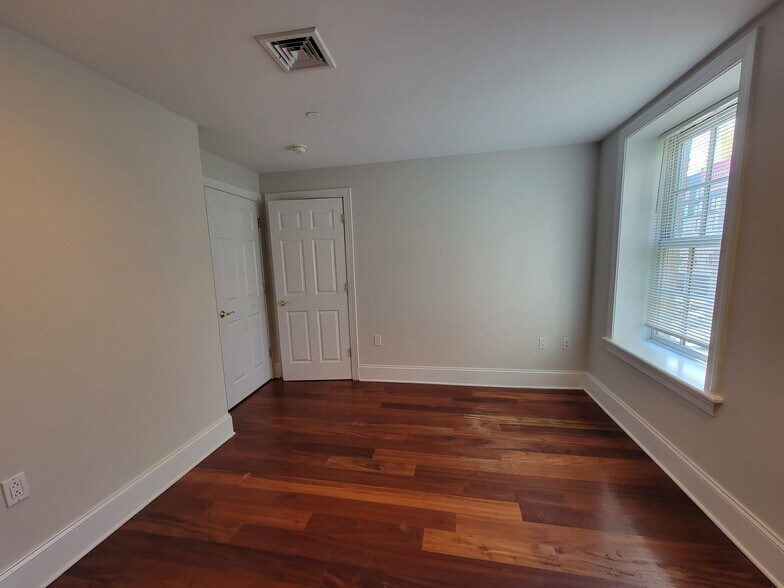 Building Photo - 19 W Girard Ave