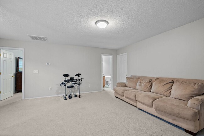 Building Photo - Fantastic 4 Bedroom, 3 Bath home near Brier Creek & RDU, Fenced-in Yard, Bonus Room, Pet Friendly!