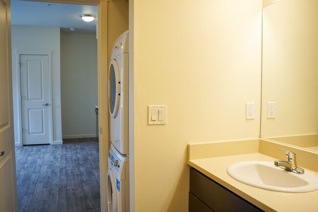 Building Photo - Modern 1 Bedroom with A/C + Private Balcon...