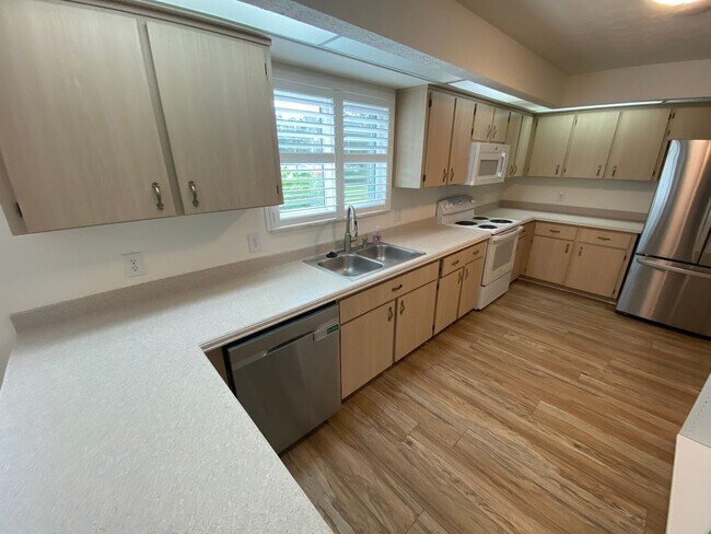 Building Photo - Welcome home to this bright, beautifully maintained 2-bedroom, 2-bath Stonecrest home, offered mo...