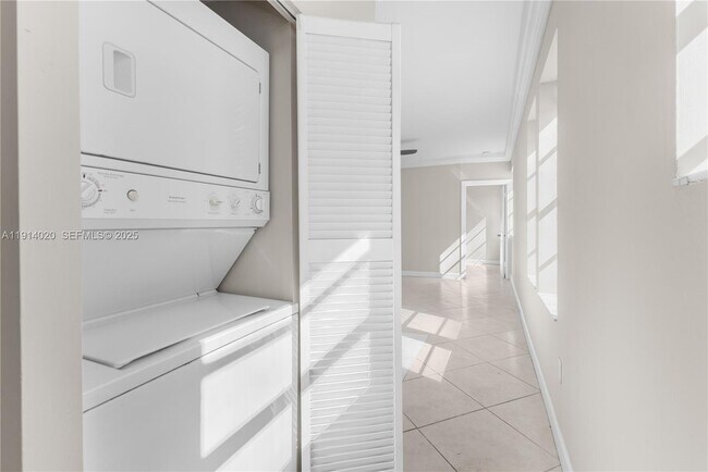 Building Photo - 1559 Michigan Ave