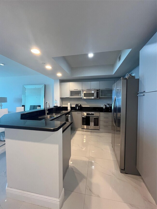 Building Photo - 2650 Lake Shore Dr