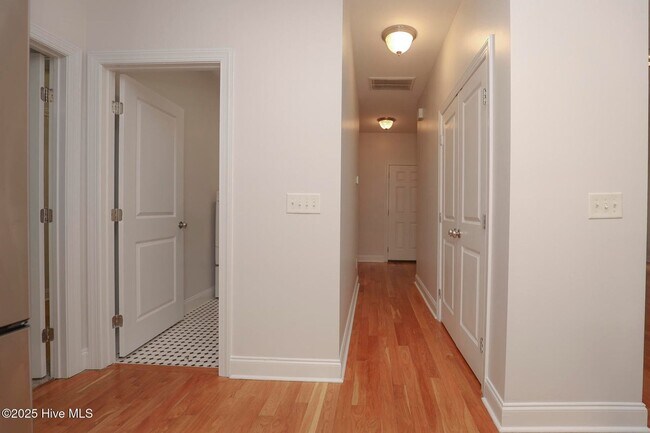 Building Photo - Rental Avail in Olde Point!