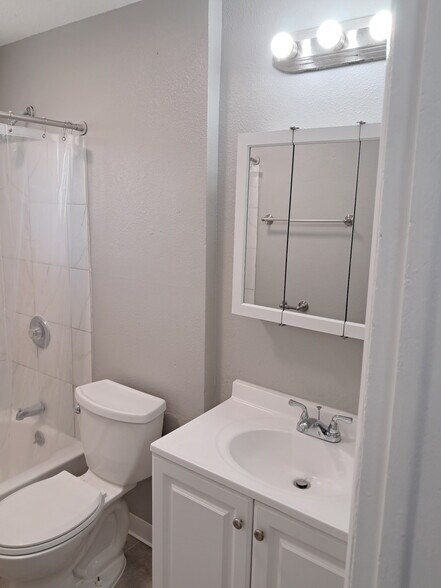 Building Photo - 1011 Emporia St