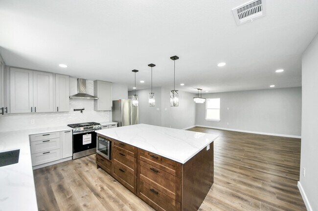 Building Photo - 1218 Des Jardines St