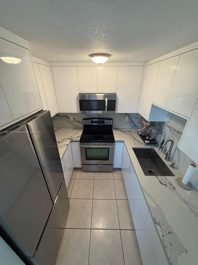 Building Photo - 9350 Fontainebleau Blvd