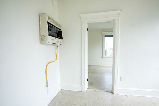 Building Photo - 2 bedroom 1 bath available ASAP