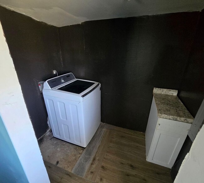 Building Photo - Four Bedroom Two Bathroom House in East Cl...