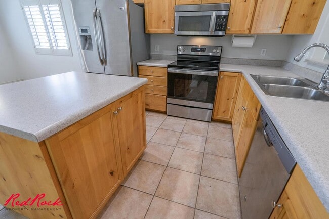 Building Photo - Partially Furnished 3 Bedroom Home with Co...