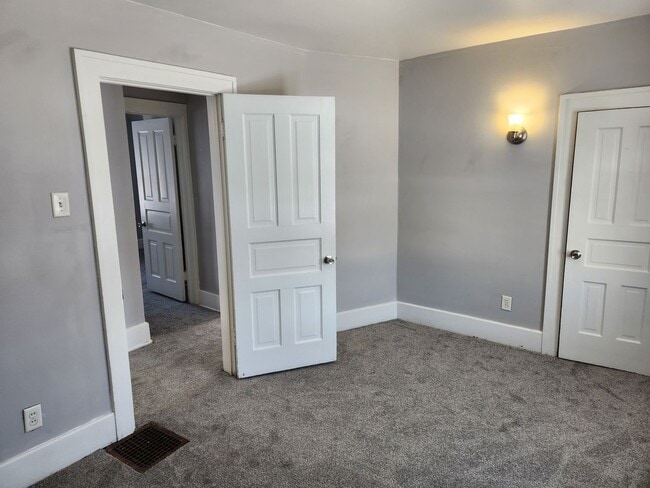 Building Photo - 3 Bedroom Home with 2 Car Detached Garage in East Moline