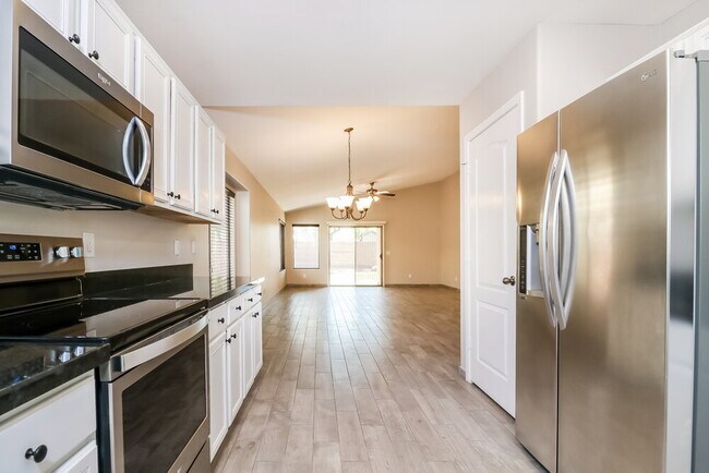 Building Photo - 15881 W Latham St