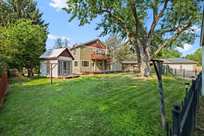 Building Photo - 4 Bed, 4 Bath on .62/acre! Close to BSU!