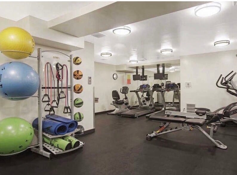 Building Photo - 100 S Doheny Dr