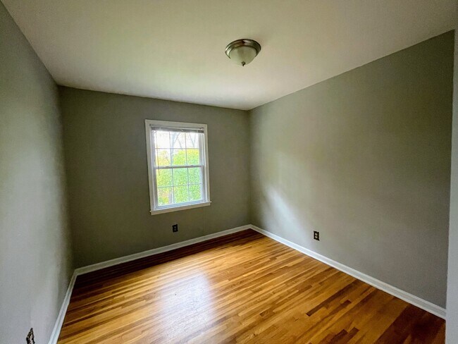 Building Photo - 2804 Broadview Dr NW